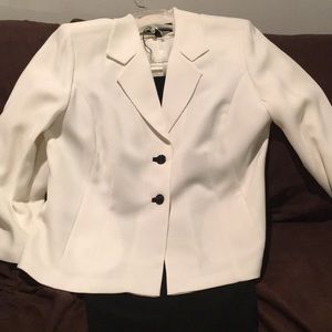 Womens Suit: Cream-colored Jacket/Black Pants